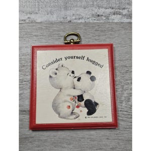 Tarjetas Hallmark antiguas: Placa "Considérate abrazado", cachorro de oso panda rojo, 1984, G16c