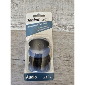 Peut inclure: Un paquet de coussinets de rechange Tenkai AC 1 pour mini-écouteurs. Le paquet comprend deux coussinets d'oreille en mousse noirs et bleus. L'emballage porte les mentions "Replacement Ear Pads" et "Fit most mini style headphones".