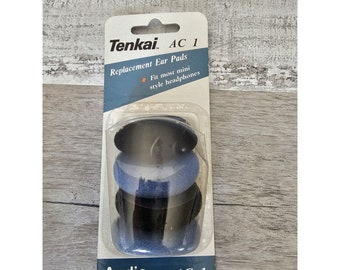 Könnte beinhalten: Eine Packung Tenkai AC 1 Ersatz-Ohrpolster für Mini-Kopfhörer. Die Packung enthält zwei schwarze und blaue Schaumstoff-Ohrpolster. Auf der Verpackung steht "Replacement Ear Pads" und "Fit most mini style headphones".