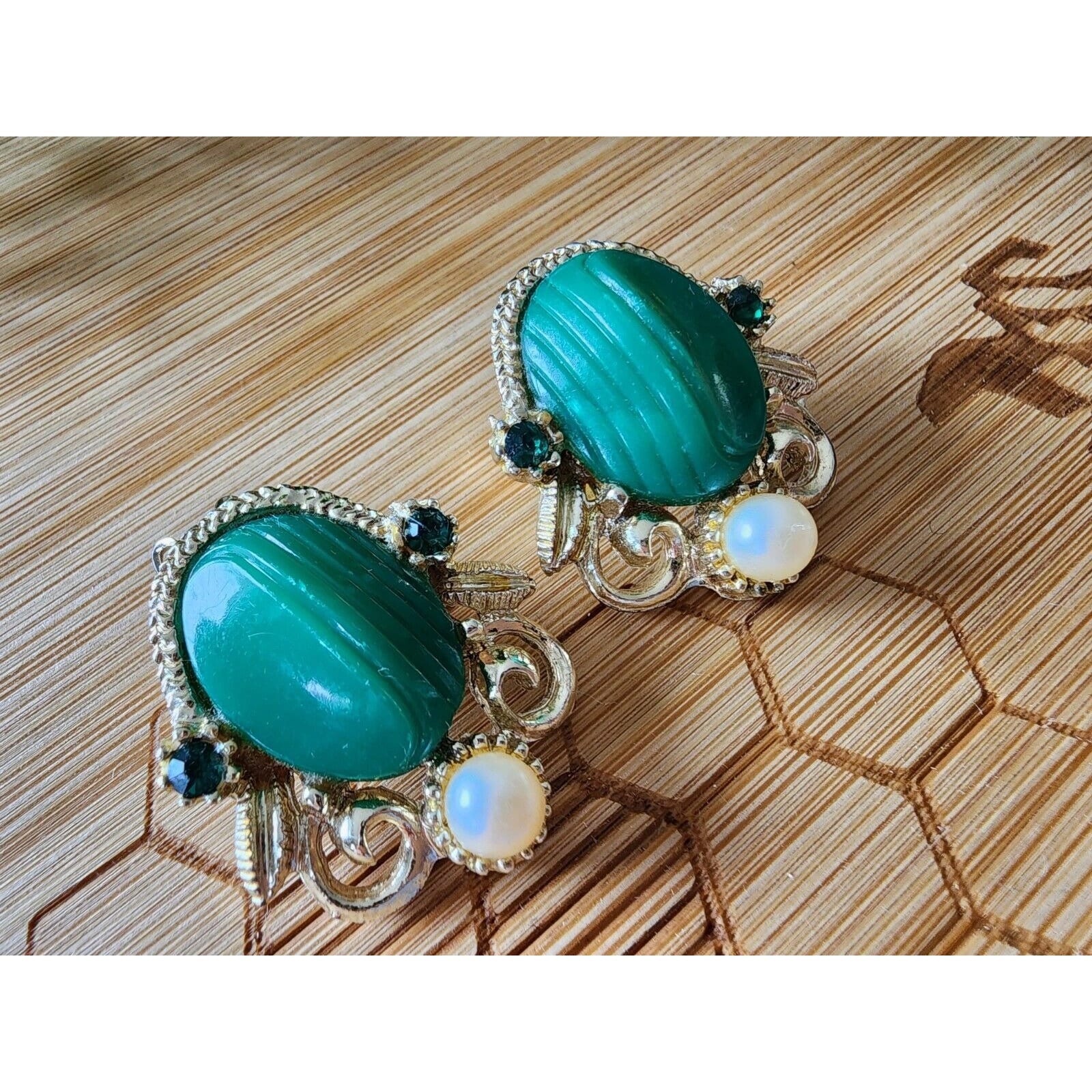 Boucles D'oreilles Clips Anciennes - Or Couleur, Cristaux Et Perle Verte Jade - Vintage