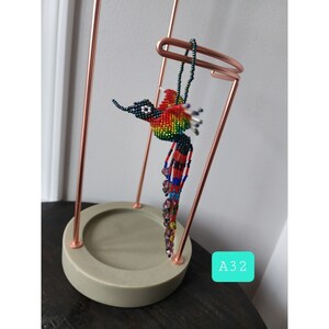 Portachiavi con colibrì con perline Huichol, uccello di arte popolare messicana da 6 pollici, acchiappasole A32