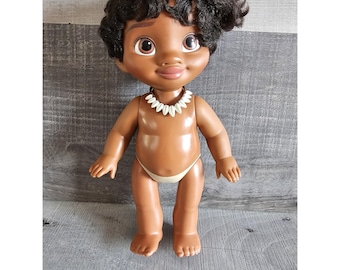 Muñeca de vinilo articulada Disney Baby Moana de 12 pulgadas con ojos marrones grandes de Jakks Pacific