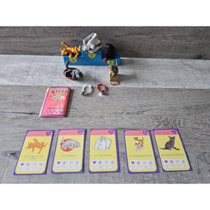 Kitty In My Pocket Vintage 1994 Conjunto raro 5 gatitos y tarjetas Hasbro de escenario, medallas