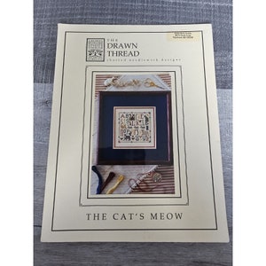 Puede incluir: Un patrón de punto de cruz para un diseño de bordado llamado "The Cat's Meow". El patrón presenta un alfabeto colorido con gatos y otros animales. El patrón es de The Drawn Thread, diseños de bordado en gráficos.