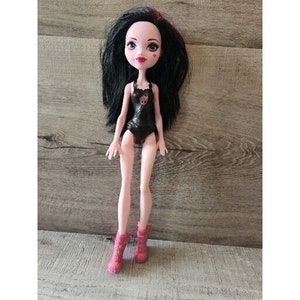 Poupée MONSTER HIGH DRACULAURA 2015 Mattel 28 cm, peau rose, cheveux noirs et chaussures