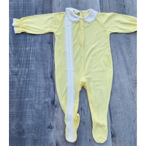 Vintage Yellow Footed Lace Baby Sleeper Size M 0-3 Months Ruffled Collar 1970s