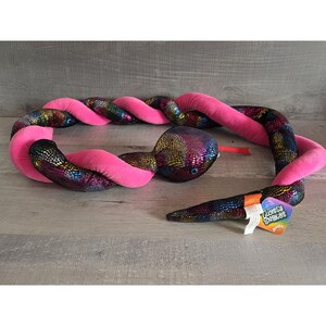 Op de afbeelding: Een set van drie keramische mokken met een gespikkelde, matte afwerking. Elke mok heeft een andere kleur: lichtblauw, cr&egrave;me en grijs. De mokken hebben een eenvoudig, modern ontwerp en een comfortabele handgreep.