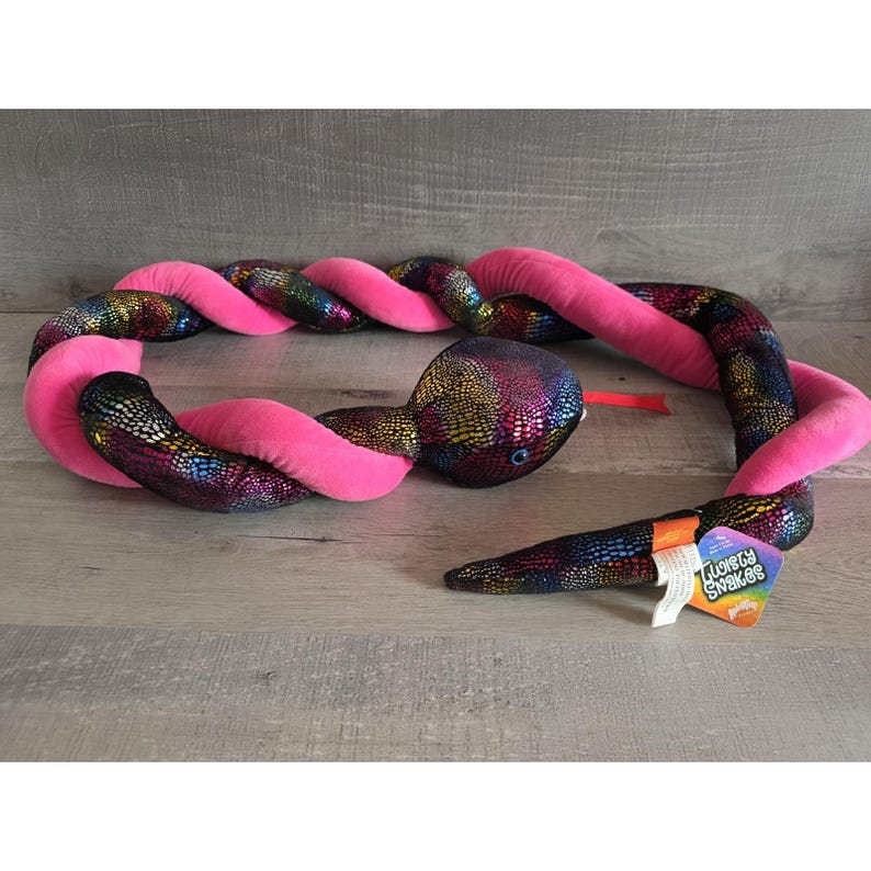 Op de afbeelding: Een set van drie keramische mokken met een gespikkelde, matte afwerking. Elke mok heeft een andere kleur: lichtblauw, cr&egrave;me en grijs. De mokken hebben een eenvoudig, modern ontwerp en een comfortabele handgreep.