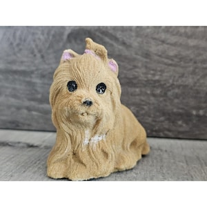 Figura pequeña de Yorkshire Terrier vintage de Sandicast, con lazo rosa, 5 x 7,6 cm, 72a5