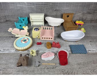 Lote de muebles y accesorios para cuna y baño de Calico Critters b187