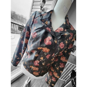 Petite veste en similicuir American Rag pour femmes, taille S - FLORAL - EUC - Roses