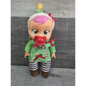 Cry Babies Tiny Cuddles Jul Noelle med Polkagris-tema Pyjamas Napp g59