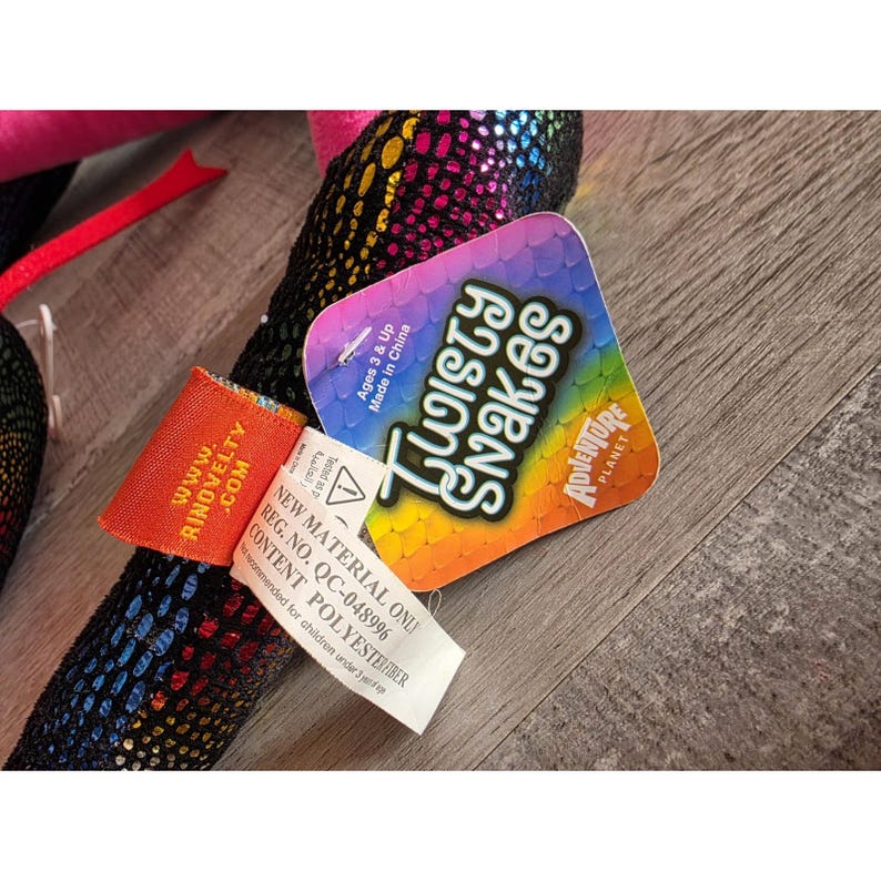 Op de afbeelding: Een witte keramische mok met een zwart handvat en de tekst "But First, Coffee" in een vetgedrukte, zwarte letter. De mok staat tegen een neutrale achtergrond, wat het eenvoudige ontwerp benadrukt.