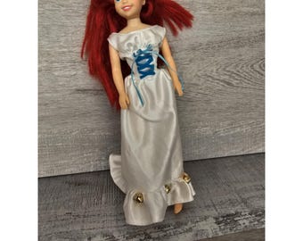 VTG Ariel Disney Prinzessin Die kleine Meerjungfrau-Puppe 22 cm im weißen Kleid mit Glocken