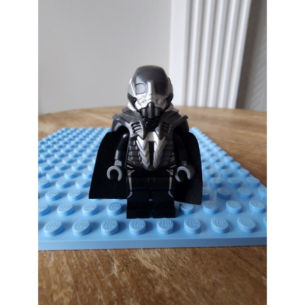 LEGO Super Heroes General Zod Minifigure w/ Helmet , Cape 76003 76009 - 22o