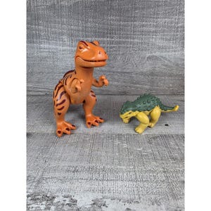 Puede incluir: Un letrero de madera hecho a mano con la palabra "Welcome" en una fuente juguetona. El letrero presenta un fondo blanco desgastado y un marco de madera teñida oscura. Dimensiones: aproximadamente 30 cm de ancho y 15 cm de alto.