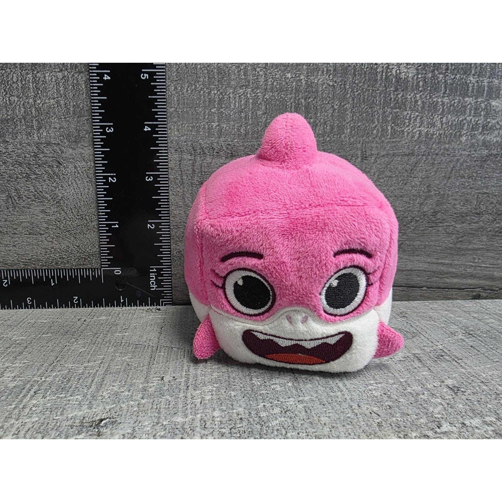 Pinkfong BABY SHARK Mommy Shark Cube Plush 3
