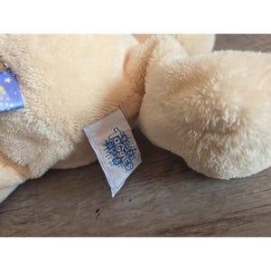 Puede incluir: Un juego de tres tazas de cer&aacute;mica con un acabado moteado y mate. Las tazas son de color crema, gris claro y gris oscuro. Cada taza tiene un dise&ntilde;o simple y minimalista.