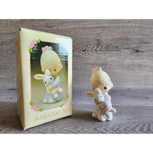 Precious Moments 1982 Enesco Jesus Loves Me Girl Teddy Bear Figurine MINT In Box