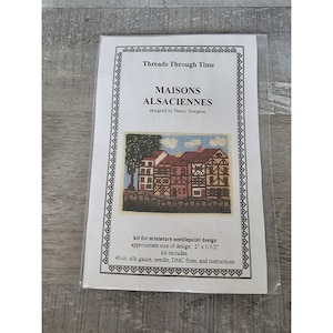 Puede incluir: Un kit de punto de aguja para un diseño en miniatura de casas alsacianas. El kit incluye una gasa de seda de 40 hilos, una aguja, hilo DMC y instrucciones. El diseño mide aproximadamente 5 cm por 4 cm.