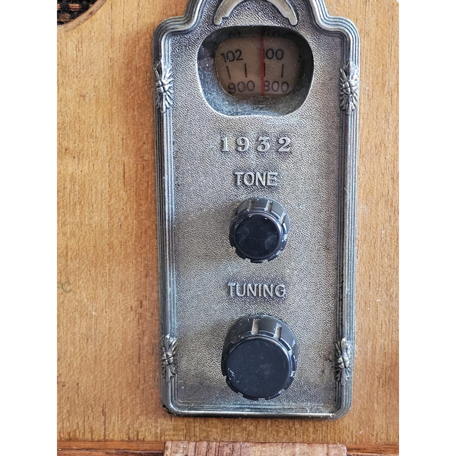 Vintage Thomas Collector's Edition AM/FM/AFC 1932 Radiocassette