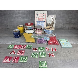 Può includere: Tazza in ceramica bianca con manico nero e la scritta "But First, Coffee" in nero. La tazza è posta su uno sfondo sfocato, suggerendo un'atmosfera accogliente.