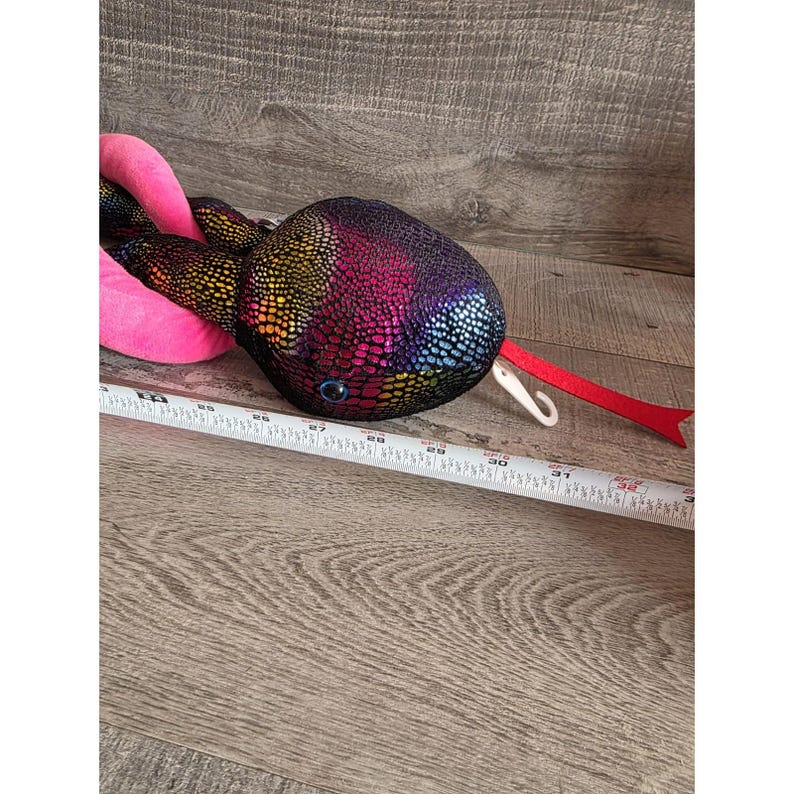 Op de afbeelding: Een handgemaakt houten bord met de tekst "Welcome to our home" in een handgeschreven stijl. Het bord is wit geschilderd met zwarte letters en een verweerde afwerking, perfect voor woondecoratie.