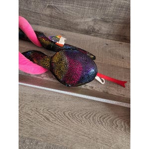 Op de afbeelding: Een set van drie keramische mokken met een gespikkelde, matte afwerking. Elke mok heeft een andere kleur: lichtblauw, cr&egrave;me en grijs. De mokken hebben een eenvoudig, modern ontwerp met een afgeronde vorm en een comfortabele handgreep.