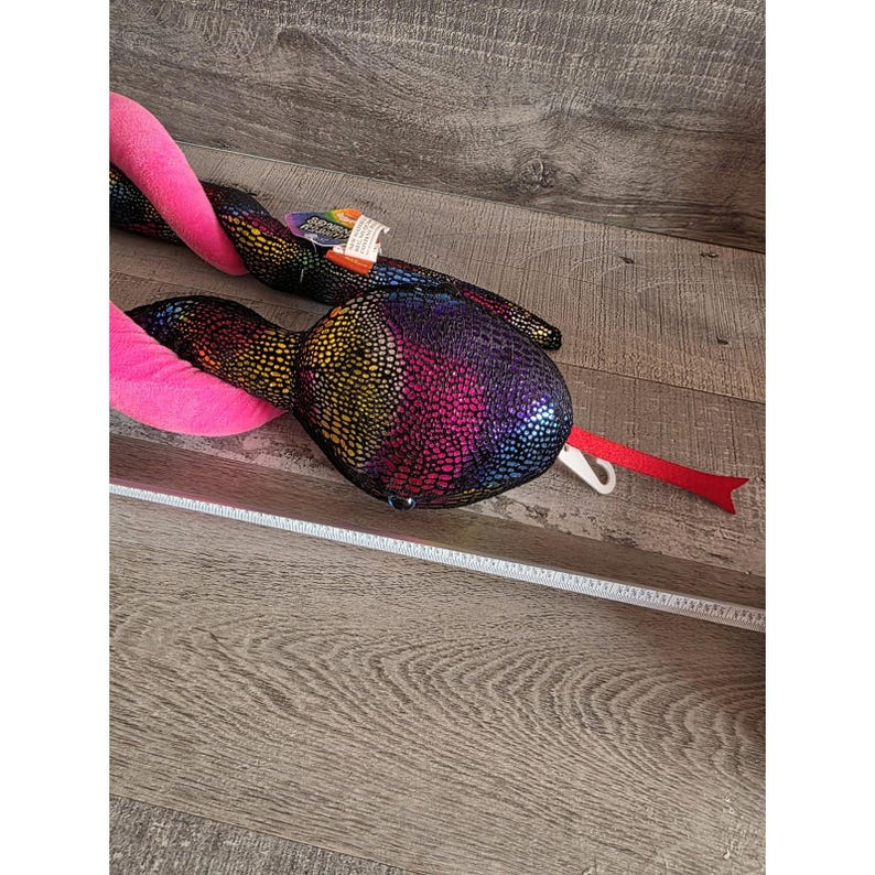 Op de afbeelding: Een set van drie keramische mokken met een gespikkelde, matte afwerking. Elke mok heeft een andere kleur: lichtblauw, cr&egrave;me en grijs. De mokken hebben een eenvoudig, modern ontwerp met een afgeronde vorm en een comfortabele handgreep.