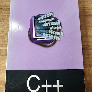 Puede incluir: Un libro de instrucciones Teach Yourself C++ con una cubierta de color púrpura. La portada presenta un gráfico de un monitor de computadora que muestra código, superpuesto con las palabras switch, continue, virtual, class, float y extern.