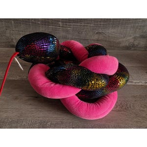 Op de afbeelding: Een rustiek houten bord met de tekst "Welcome to our home" in witte letters. Het bord heeft een verweerde afwerking en een eenvoudig, uitnodigend ontwerp.