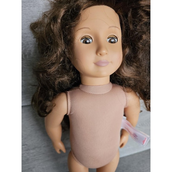 Heunec 470576 – Muñeca Lucy Con Pelo Castaño Y Ropa Roja – 30 Cm, Relleno Suave Y Cara Bordada, Ideal Para Regalar