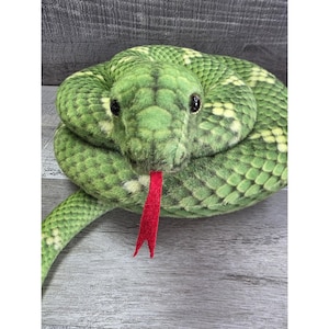 Op de afbeelding: Een handgemaakt houten bord met de tekst "Welkom" in een speels lettertype. Het bord heeft een verweerde witte achtergrond en een donkerbruine lijst, ideaal voor een voordeur. Het bord is ongeveer 30 cm breed en 15 cm hoog.