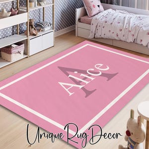 Rosa Kinderteppich: Personalisierter Monogramm-Plüschteppich