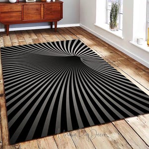 Peut inclure: Un tapis rectangulaire avec un motif en spirale noir et gris. Le tapis présente un motif de vortex central avec des lignes rayonnantes, créant une illusion d'optique. Les mots "Unique Rug Decor" sont imprimés en bas à droite.