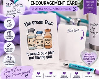Op de afbeelding: Een witte wenskaart met een cartoonillustratie van drie medische flesjes met de labels Ketamine, Propofol en Fentanyl met lachende gezichtjes. De tekst luidt The Dream Team en It would be a pain not having you. Een tweede blanco kaart staat ernaast.