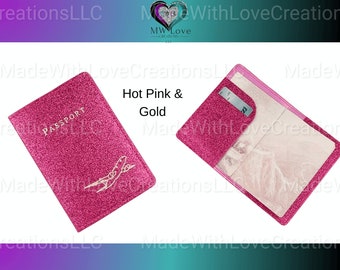 Op de afbeelding: Een roze en gouden glitter paspoorthouder met een klein vliegtuigontwerp en het woord "PASSPORT" gedrukt op de voorkant. De houder heeft een transparant plastic vakje voor een creditcard of ID.