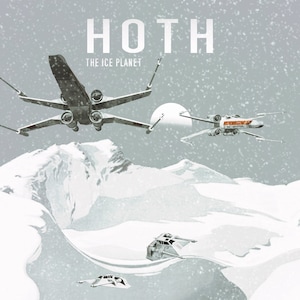 Könnte beinhalten: Ein Star Wars-Plakat mit dem Text "HOTH THE ICE PLANET" und "ECHO BASE" in einer schneebedeckten Landschaft mit X-Wing-Sternjägern, die über eine Bergkette fliegen.
