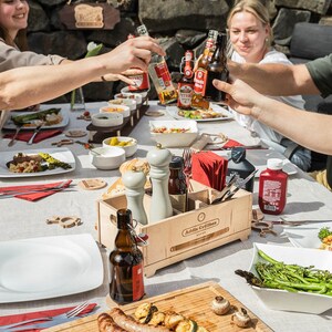 Caja grill personalizada con muchos compartimentos y espacio para servilletas, cubiertos, salsas y mucho más. El regalo de barbacoa perfecto imagen 6