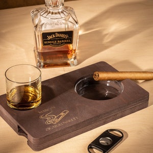 Personalisiertes Zigarrenbrett mit Aschenbecher und Whiskyglas-Halterung: Perfekter Genuss für Zigarrenliebhaber