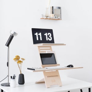 Stylish desk attachment for ergonomic standing: productivity and comfort combined in a modern design!