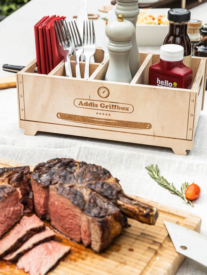 Caja grill personalizada con muchos compartimentos y espacio para servilletas, cubiertos, salsas y mucho más. El regalo de barbacoa perfecto imagen 1