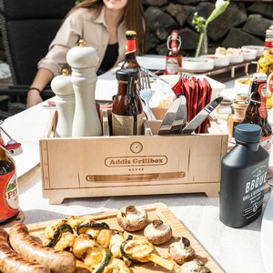 Caja grill personalizada con muchos compartimentos y espacio para servilletas, cubiertos, salsas y mucho más. El regalo de barbacoa perfecto imagen 7