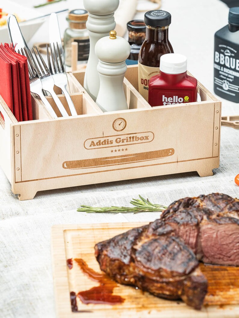 Caja grill personalizada con muchos compartimentos y espacio para servilletas, cubiertos, salsas y mucho más. El regalo de barbacoa perfecto imagen 5