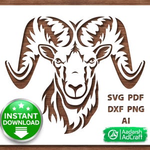 Op de afbeelding: Een gedetailleerd wit ramhoofd-ontwerp met grote gebogen hoorns, tegen een witte achtergrond. De afbeelding bevat tekst met bestandsformaten: SVG, PDF, DXF, PNG en AI. Een groene badge "Direct downloaden" is ook aanwezig.