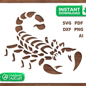 Può includere: Una silhouette bianca di uno scorpione con un design dettagliato. L'immagine è su uno sfondo a grana di legno con il testo "INSTANT DOWNLOAD" e "SVG PDF DXF PNG AI" in testo verde.