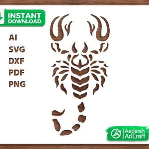 Può includere: Una silhouette in bianco e nero di uno scorpione con un design dettagliato. Lo scorpione è rivolto in avanti con la coda arrotolata. L'immagine è su uno sfondo bianco.