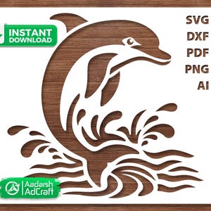 Peut inclure: Silhouette blanche d'un dauphin avec des vagues, idéale pour les projets de création. Comprend le texte "Téléchargement instantané" et les options de type de fichier : SVG, DXF, PDF, PNG et AI. Le design est sur un fond en bois.