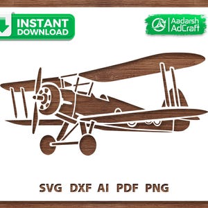 Pode incluir: Um design de avião biplano castanho e branco. A imagem inclui o texto "INSTANT DOWNLOAD" e "SVG DXF AI PDF PNG". O logótipo "Aadarsh AdCraft" também está presente. O biplano tem duas asas e uma hélice.
