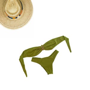 Ensemble de bikini vert olive – Haut bandeau sans bretelles avec chaîne dorée | Bas effronté minimaliste | Maillots de bain tendance pour femme | Sac cadeau gratuit